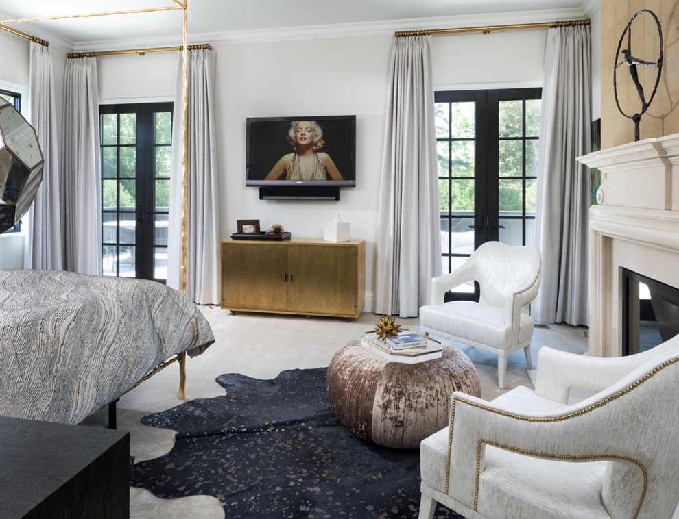 ミネアポリスにあるコンテンポラリースタイルのおしゃれな主寝室 (白い壁、カーペット敷き、標準型暖炉、白い床、ベッド下のラグ) のレイアウト