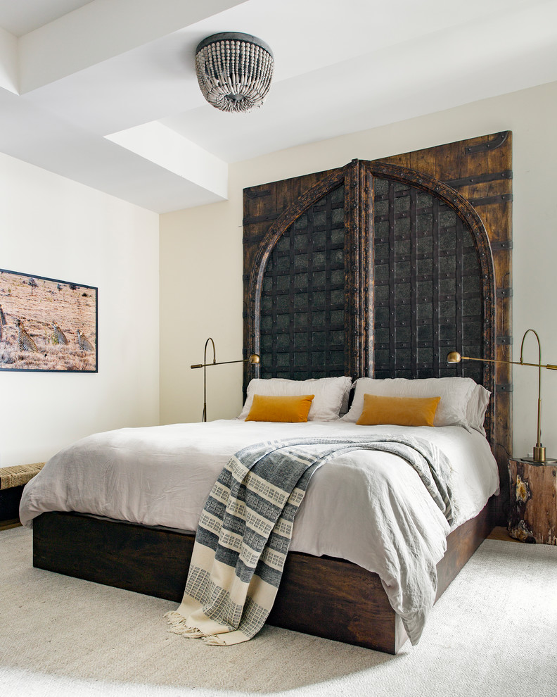 Источник вдохновения для домашнего уюта: хозяйская спальня в стиле фьюжн с белыми стенами