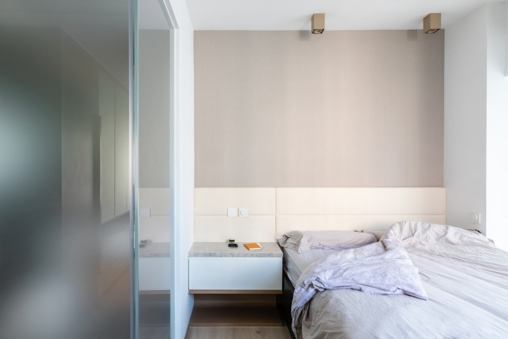 Kleines Modernes Hauptschlafzimmer ohne Kamin mit bunten Wänden, Kalkstein und braunem Boden in Hongkong