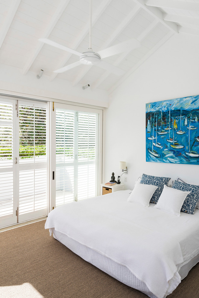 На фото: гостевая спальня (комната для гостей) в морском стиле с белыми стенами, ковровым покрытием и бежевым полом