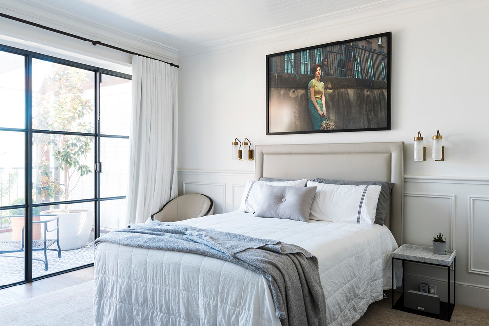 Modelo de dormitorio principal clásico renovado con paredes blancas, moqueta y suelo beige
