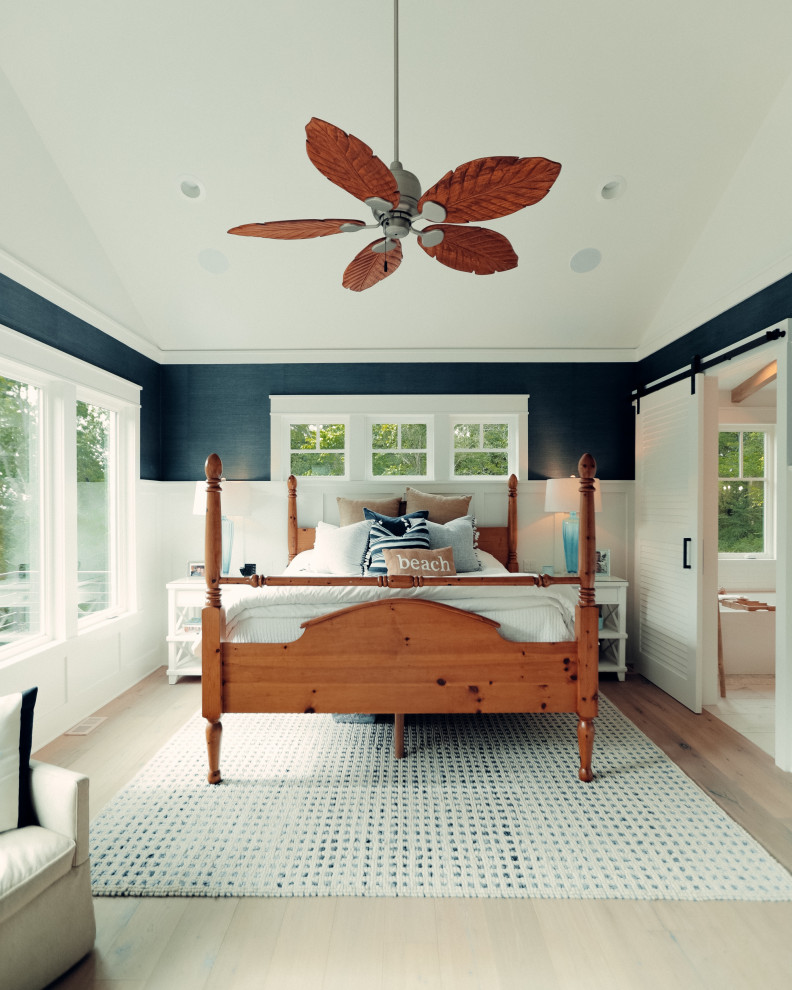 広いビーチスタイルのおしゃれな主寝室 (マルチカラーの壁、淡色無垢フローリング、茶色い床、表し梁)