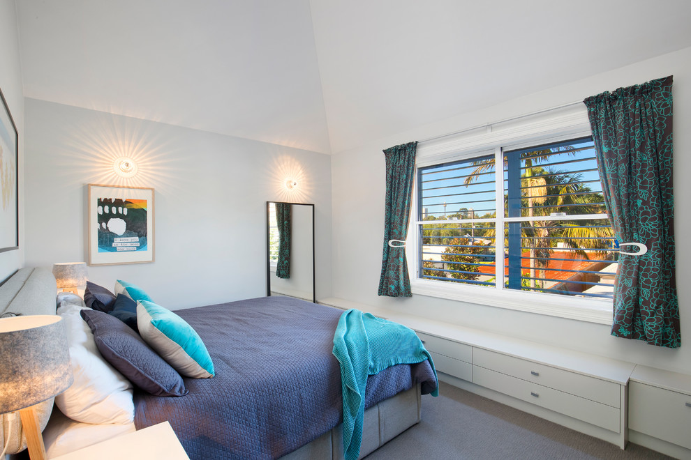Modernes Gästezimmer ohne Kamin mit weißer Wandfarbe, Teppichboden und grauem Boden in Sydney