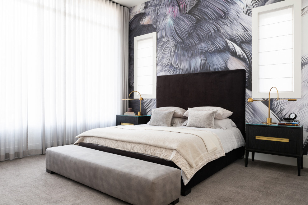 Idée de décoration pour une grande chambre design avec un mur multicolore, un sol gris et du papier peint.