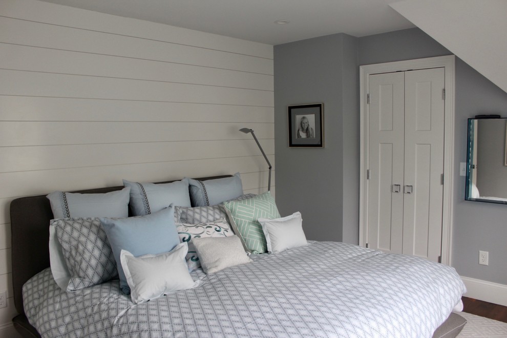 На фото: маленькая хозяйская спальня в стиле неоклассика (современная классика) с серыми стенами, полом из ламината и коричневым полом для на участке и в саду с
