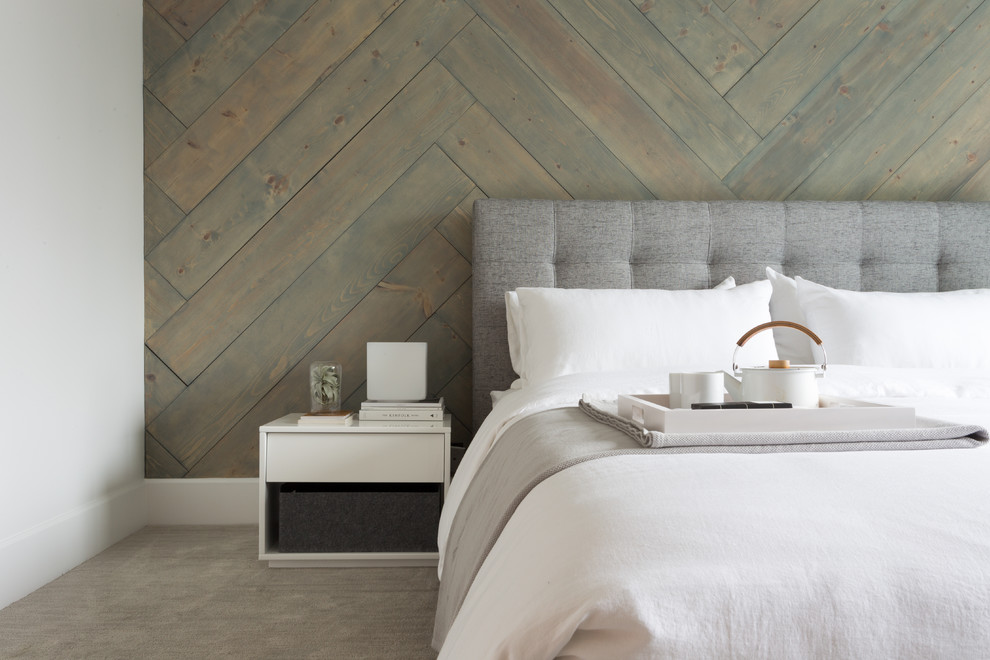 Mittelgroßes Modernes Schlafzimmer ohne Kamin mit weißer Wandfarbe in Vancouver