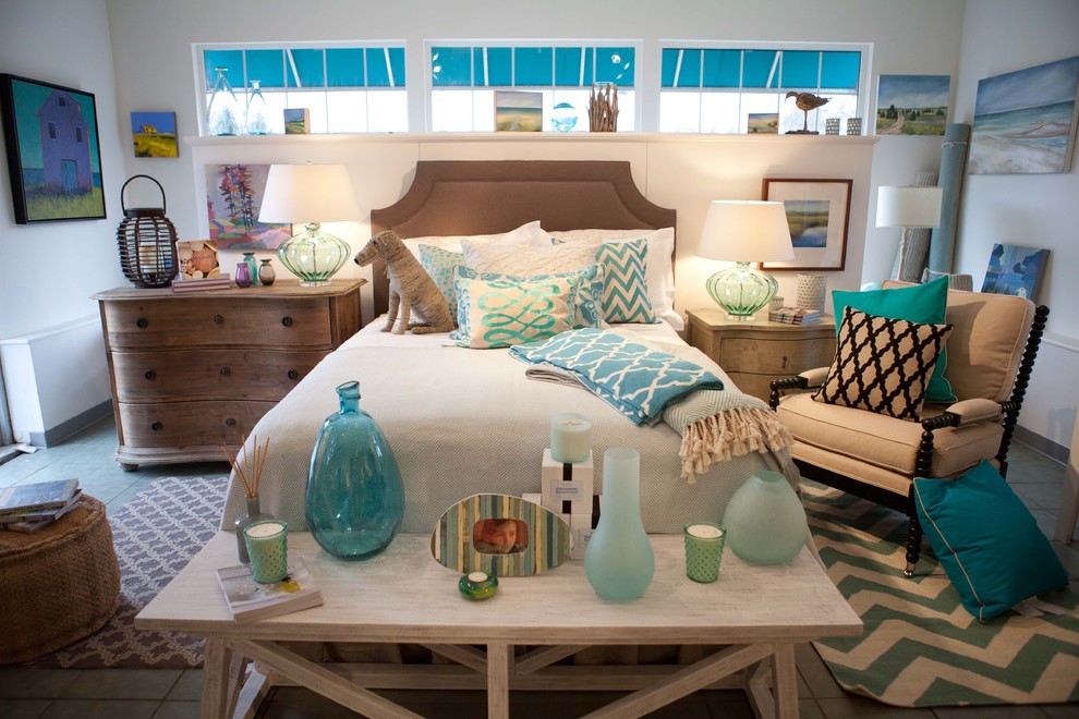 Свежая идея для дизайна: хозяйская спальня среднего размера в морском стиле с белыми стенами и полом из сланца - отличное фото интерьера