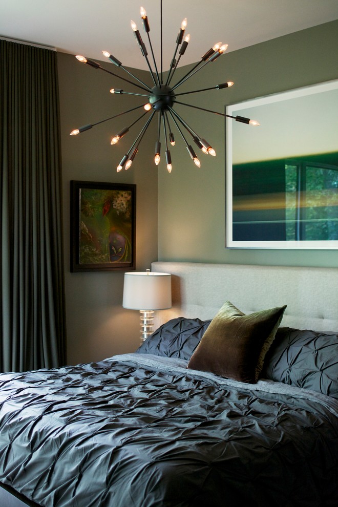 Ejemplo de dormitorio clásico renovado de tamaño medio con paredes beige