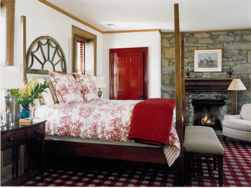 Пример оригинального дизайна: спальня в классическом стиле с белыми стенами, стандартным камином, фасадом камина из камня и разноцветным полом