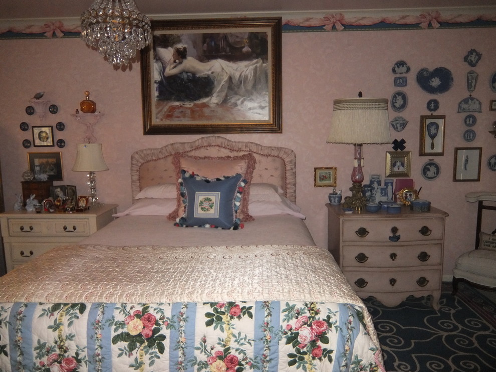 Imagen de dormitorio principal tradicional de tamaño medio con paredes rosas y moqueta