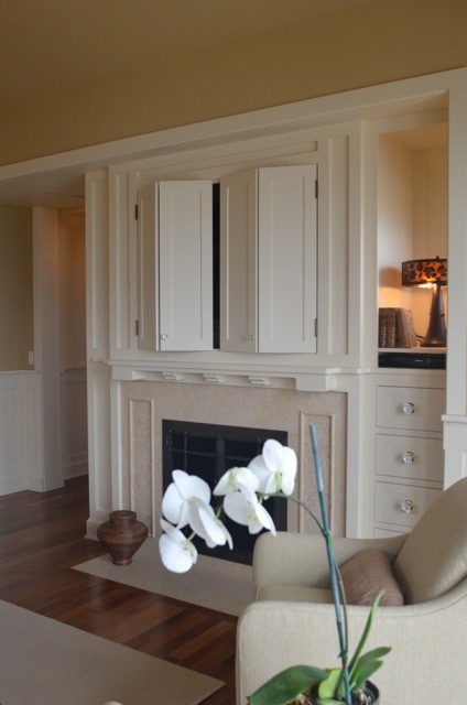 Cette image montre une grande chambre parentale craftsman avec un mur beige, parquet foncé, une cheminée standard et un manteau de cheminée en carrelage.