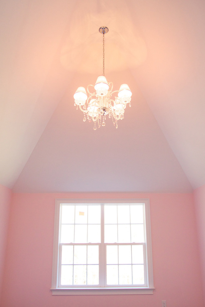 Foto de dormitorio de estilo americano de tamaño medio sin chimenea con paredes rosas y moqueta