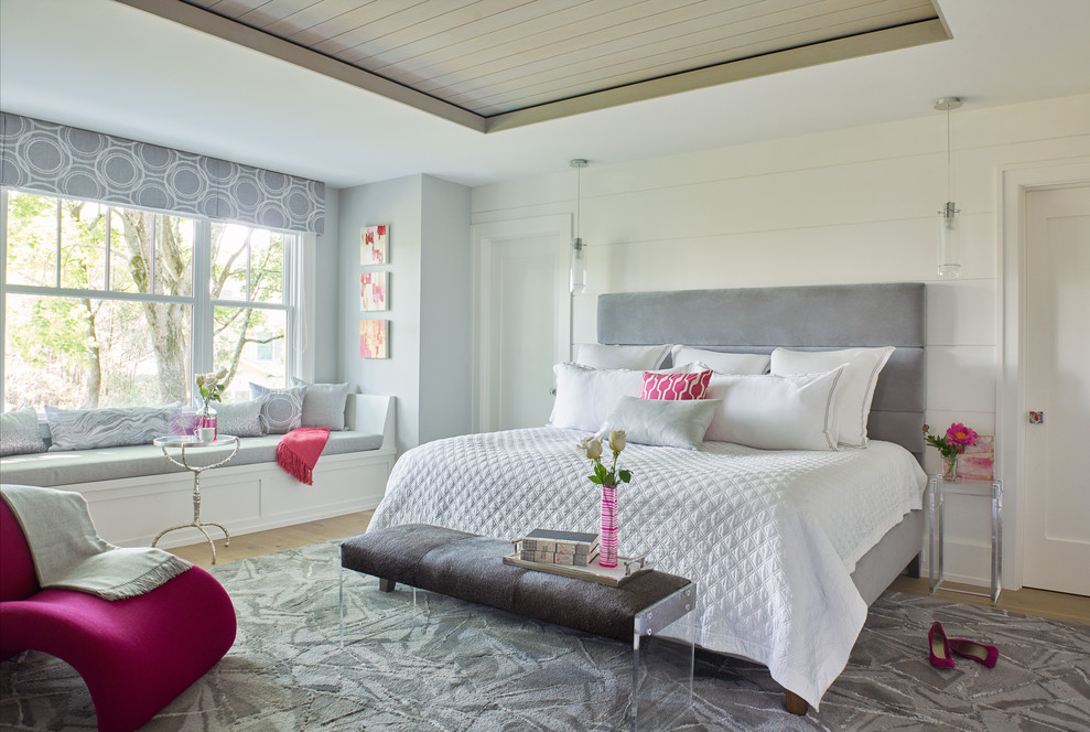 ニューヨークにあるビーチスタイルのおしゃれな主寝室 (白い壁、淡色無垢フローリング、暖炉なし、折り上げ天井、塗装板張りの壁)