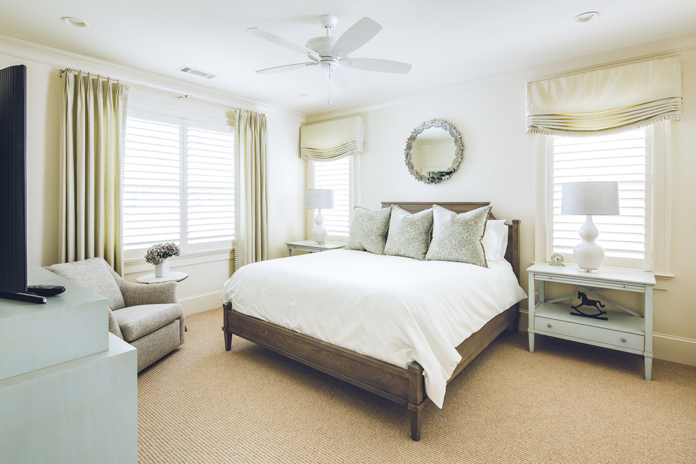Modelo de habitación de invitados clásica con paredes blancas, moqueta y suelo beige
