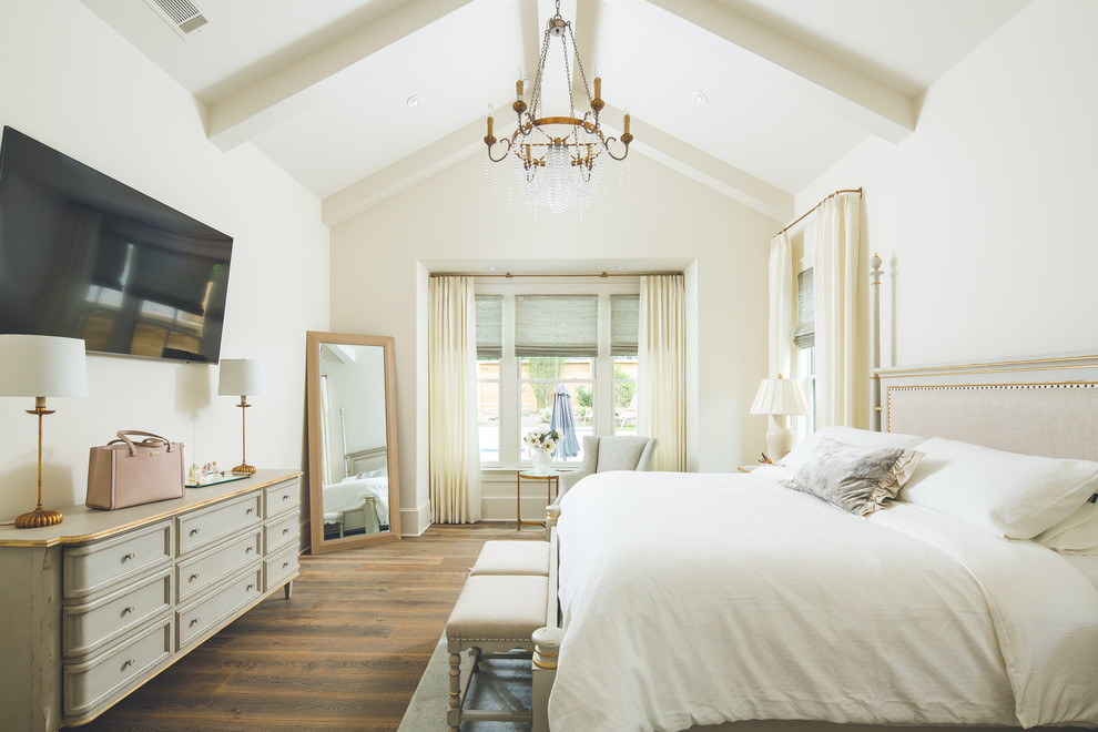 Foto de dormitorio principal tradicional sin chimenea con suelo de madera en tonos medios y paredes beige