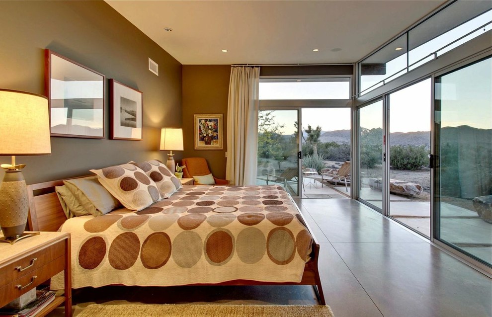 Источник вдохновения для домашнего уюта: большая хозяйская спальня в стиле ретро с коричневыми стенами и бетонным полом