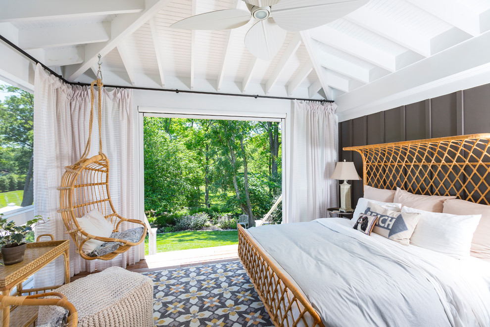 Ispirazione per una camera da letto stile marino con pareti bianche, pavimento in legno massello medio e pavimento multicolore