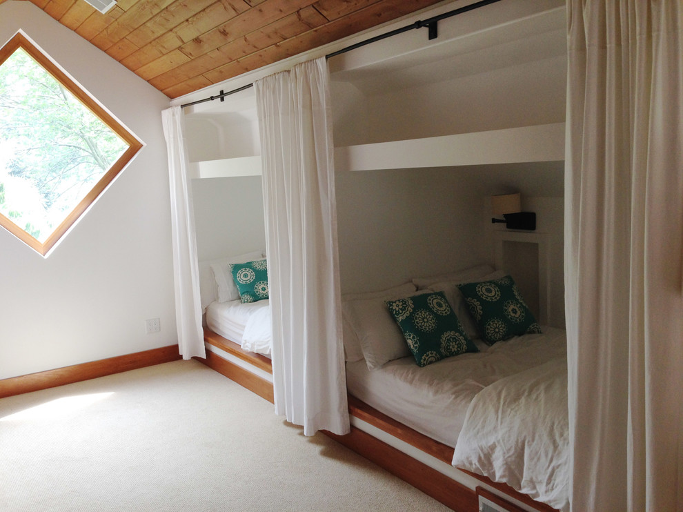 Modelo de dormitorio tipo loft contemporáneo grande sin chimenea con paredes blancas, moqueta y suelo beige