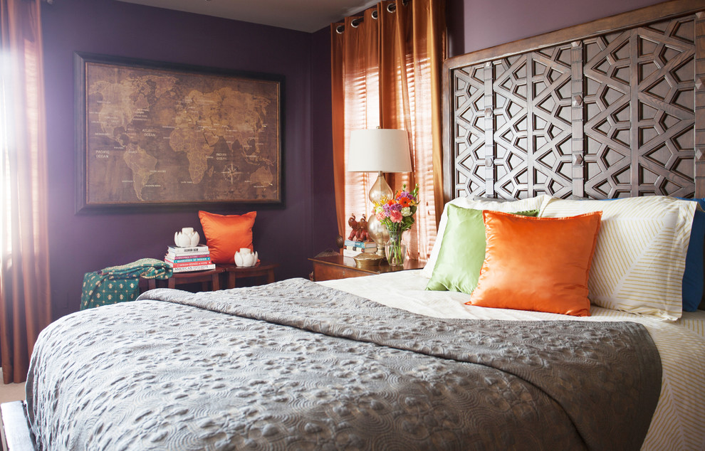 Diseño de dormitorio principal bohemio de tamaño medio sin chimenea con paredes púrpuras y moqueta