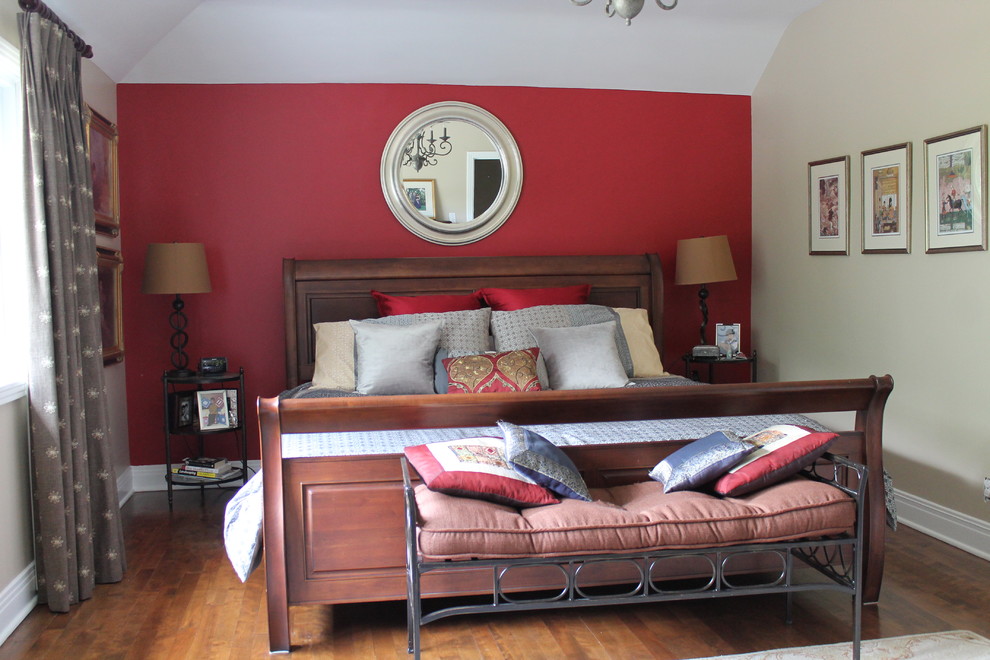 Diseño de dormitorio principal clásico renovado de tamaño medio con paredes rojas y suelo de madera en tonos medios
