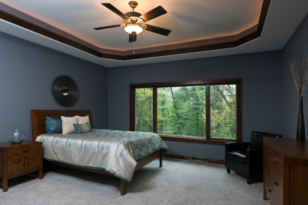 Imagen de dormitorio principal rústico grande con paredes azules, moqueta y suelo beige