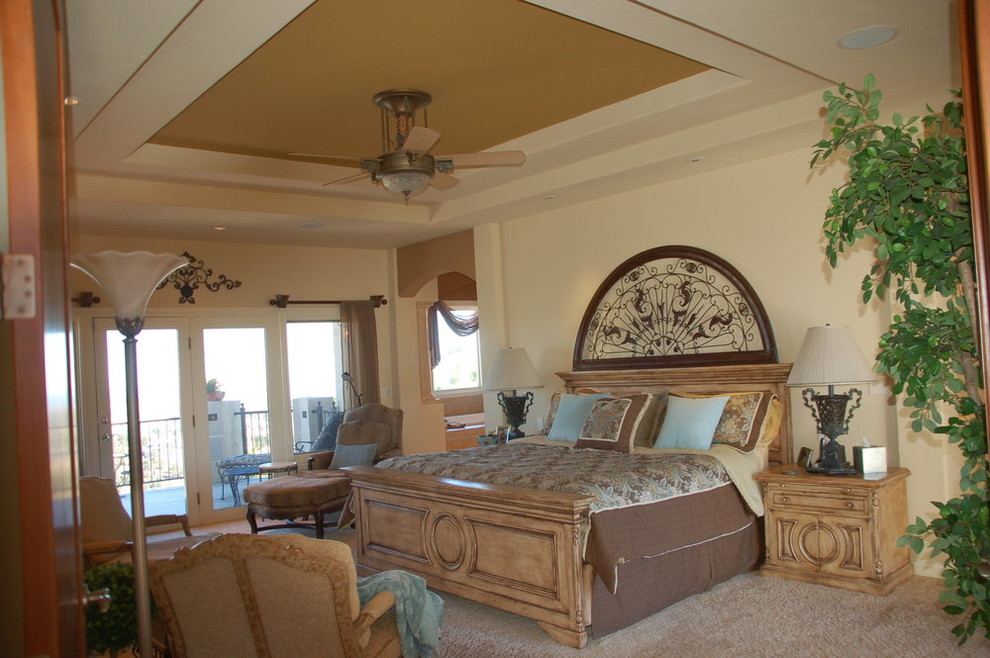 Mittelgroßes Mediterranes Gästezimmer ohne Kamin mit beiger Wandfarbe, Teppichboden und braunem Boden in Denver