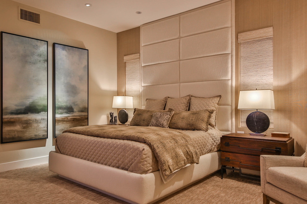 Идея дизайна: хозяйская спальня среднего размера в средиземноморском стиле с бежевыми стенами, ковровым покрытием и бежевым полом без камина
