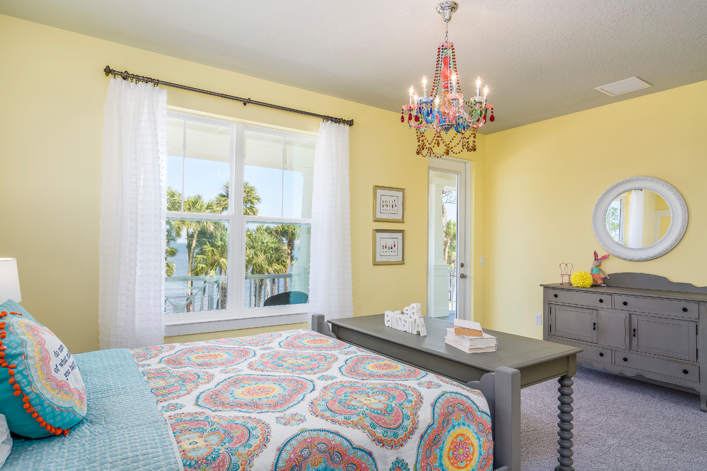 Immagine di una camera degli ospiti chic di medie dimensioni con pareti gialle, moquette e pavimento grigio