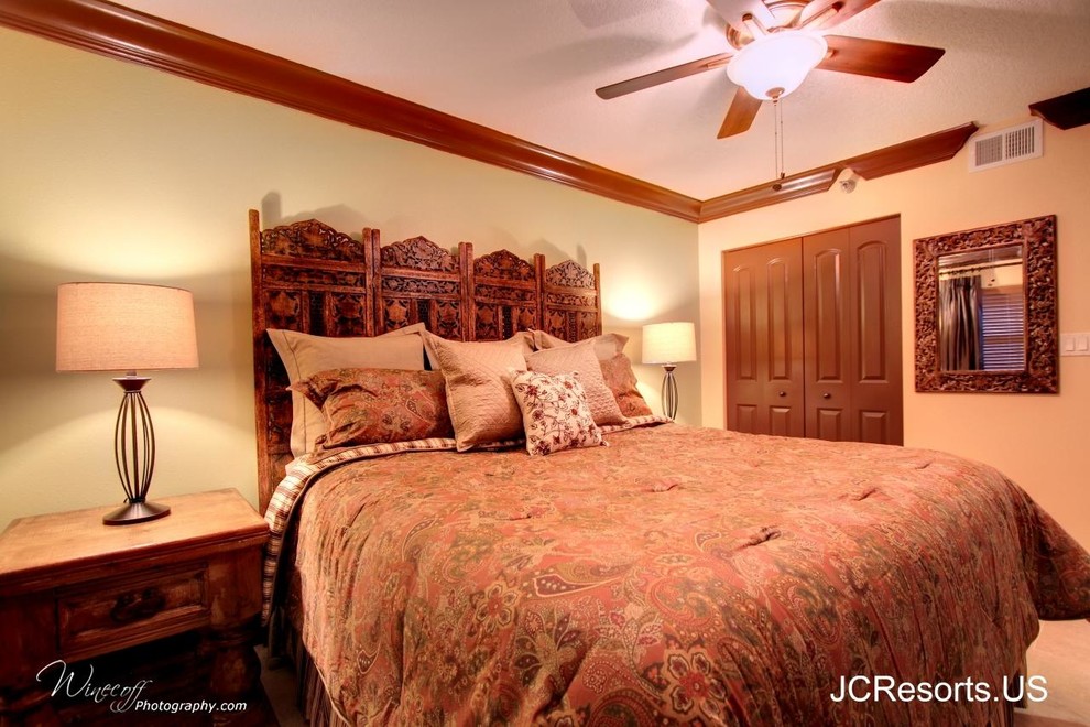 Idee per una camera degli ospiti tradizionale di medie dimensioni con pareti beige e pavimento in gres porcellanato