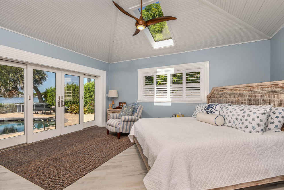 Mittelgroßes Maritimes Hauptschlafzimmer mit blauer Wandfarbe, Keramikboden und gewölbter Decke in Tampa