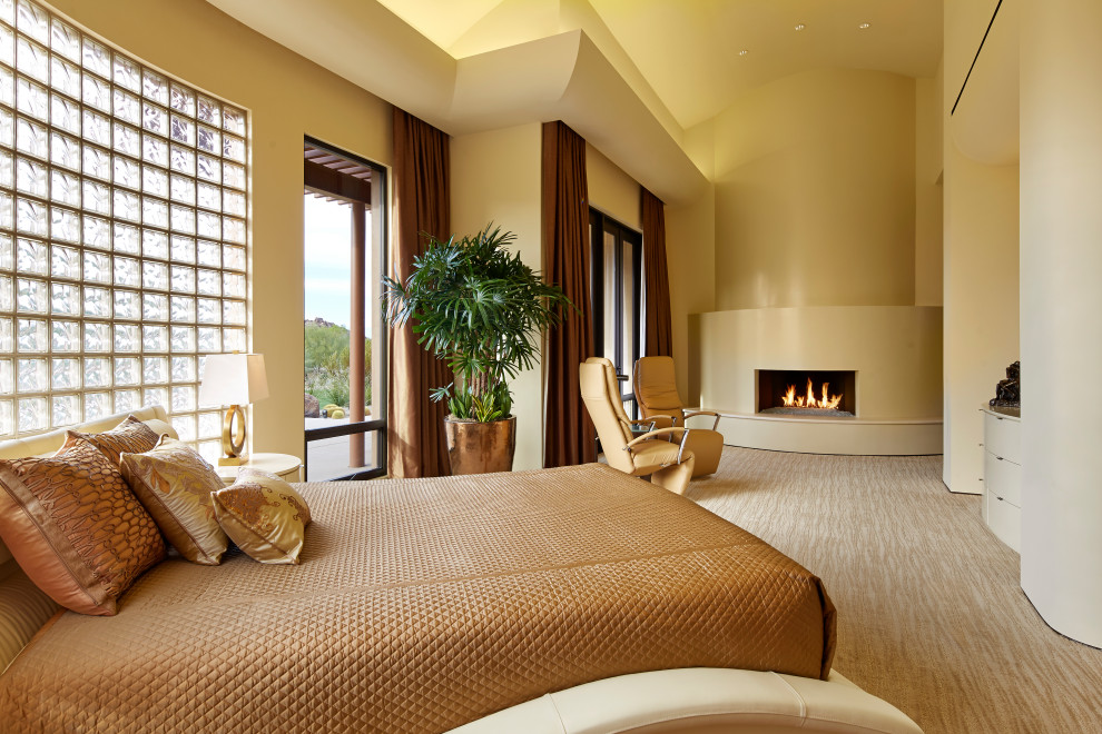 Imagen de dormitorio principal de estilo americano extra grande con chimenea lineal, suelo beige, paredes beige, moqueta y marco de chimenea de yeso