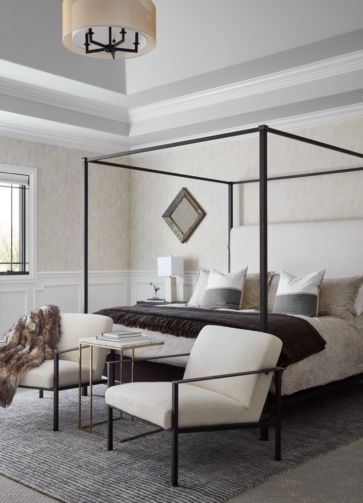 Идея дизайна: хозяйская спальня в стиле неоклассика (современная классика) с бежевыми стенами, ковровым покрытием и серым полом