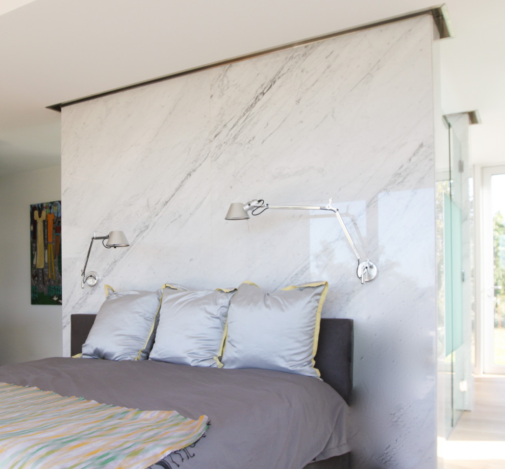 Стильный дизайн: большая хозяйская спальня в стиле модернизм с белыми стенами и паркетным полом среднего тона - последний тренд