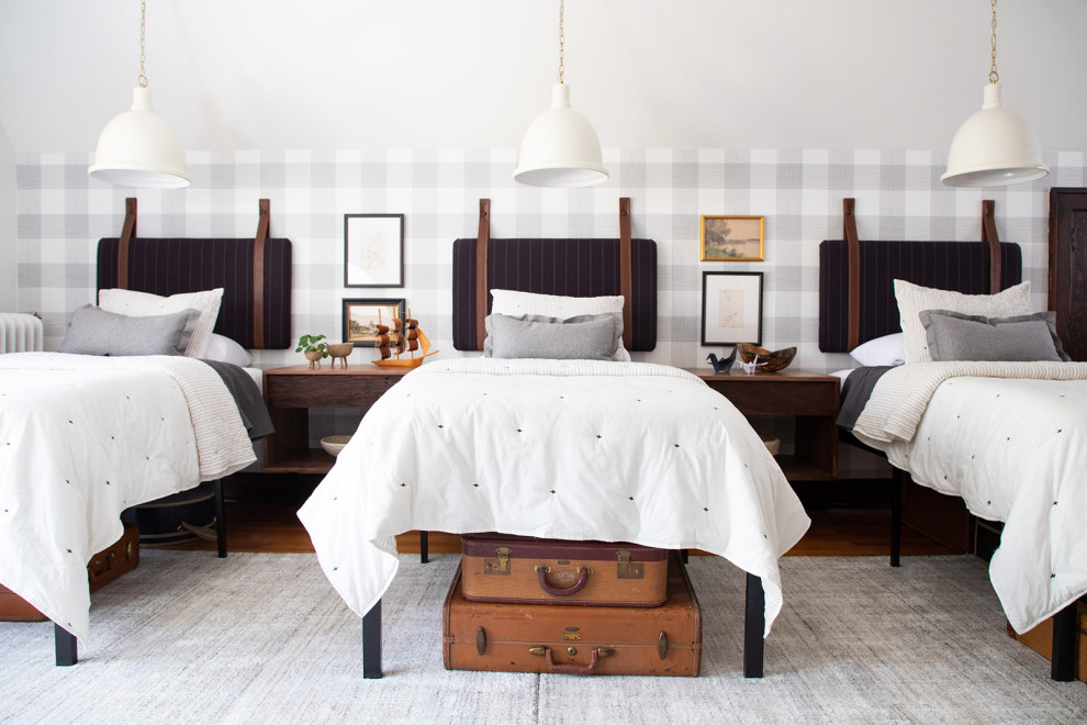 Idee per una camera degli ospiti chic con pareti grigie, pavimento in legno massello medio, pavimento marrone e carta da parati