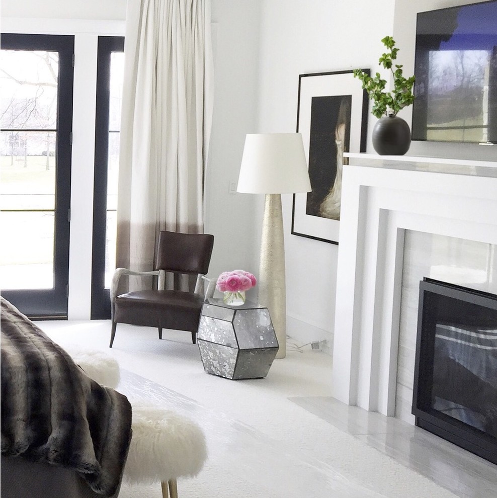 Idée de décoration pour une grande chambre minimaliste avec un mur blanc, une cheminée standard, un manteau de cheminée en bois et un sol blanc.