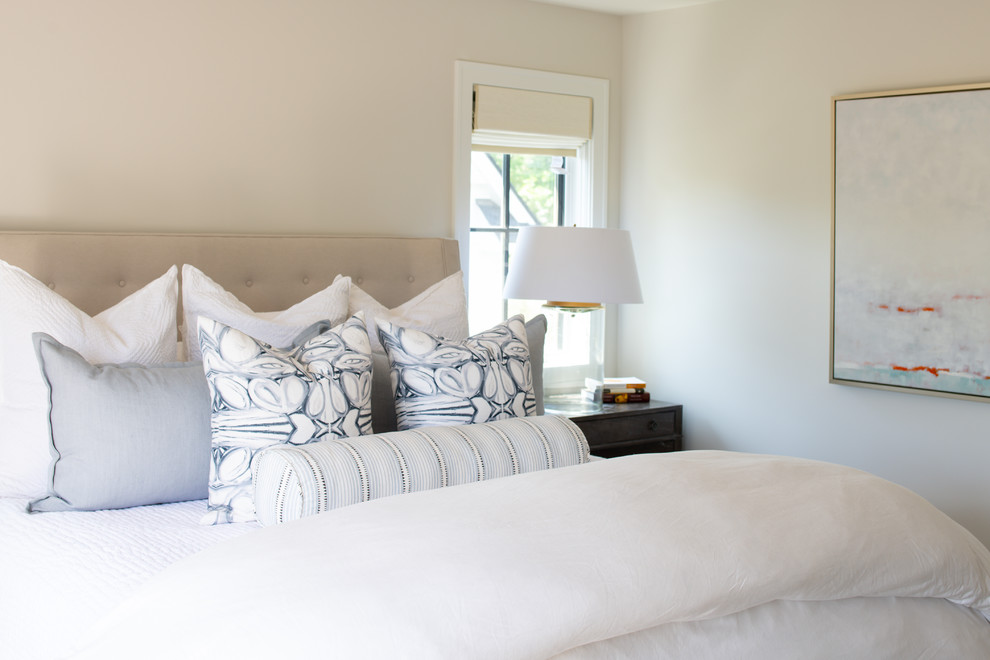 ミネアポリスにある広いトランジショナルスタイルのおしゃれな主寝室 (白い壁、カーペット敷き、暖炉なし、白い床) のレイアウト