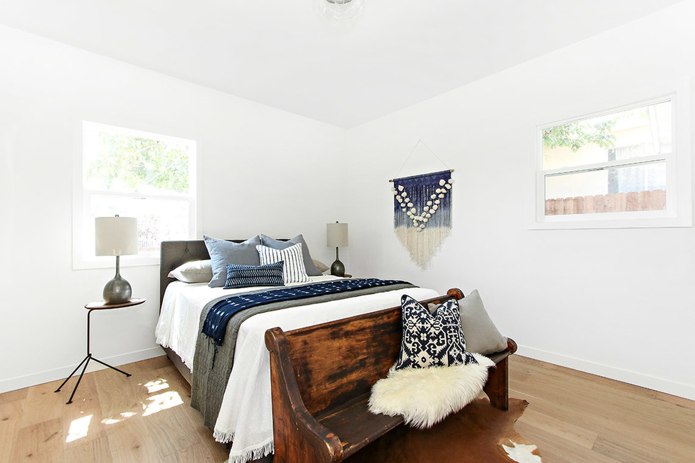 ロサンゼルスにあるトランジショナルスタイルのおしゃれな寝室 (白い壁、淡色無垢フローリング) のインテリア