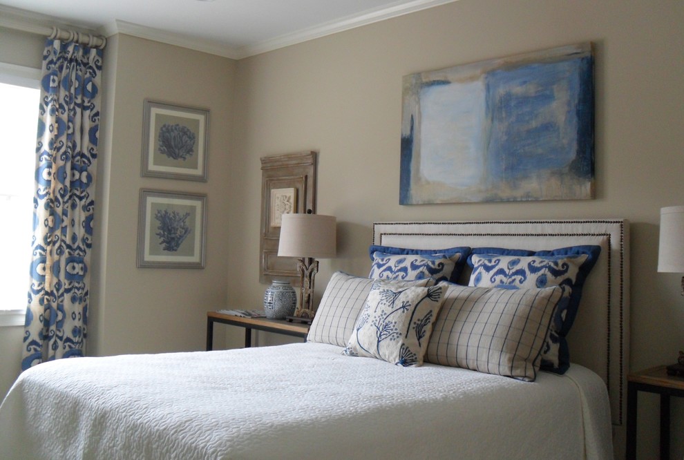 Пример оригинального дизайна: гостевая спальня среднего размера, (комната для гостей) в стиле неоклассика (современная классика) с бежевыми стенами и ковровым покрытием