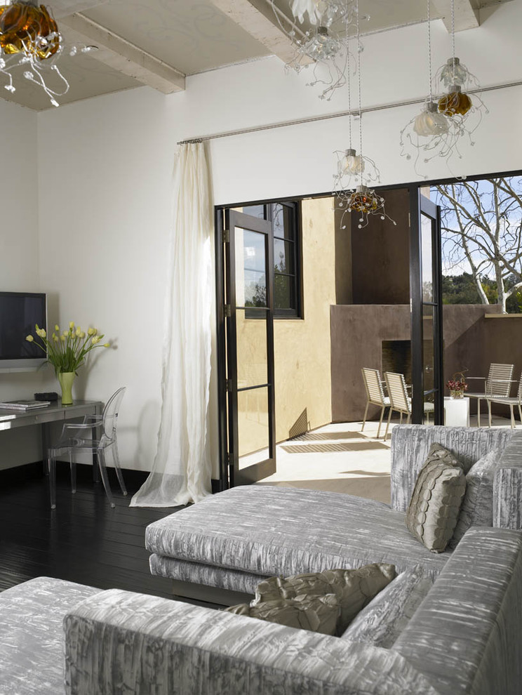 Modernes Schlafzimmer mit weißer Wandfarbe und dunklem Holzboden in San Diego
