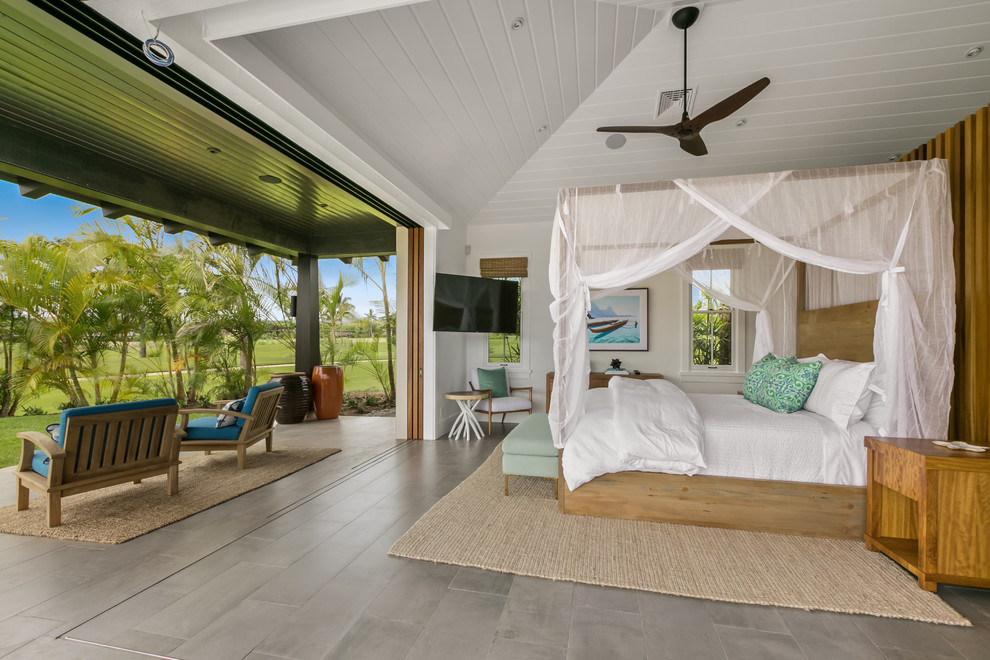 ハワイにある広いビーチスタイルのおしゃれな主寝室 (白い壁、磁器タイルの床、暖炉なし、グレーの床)