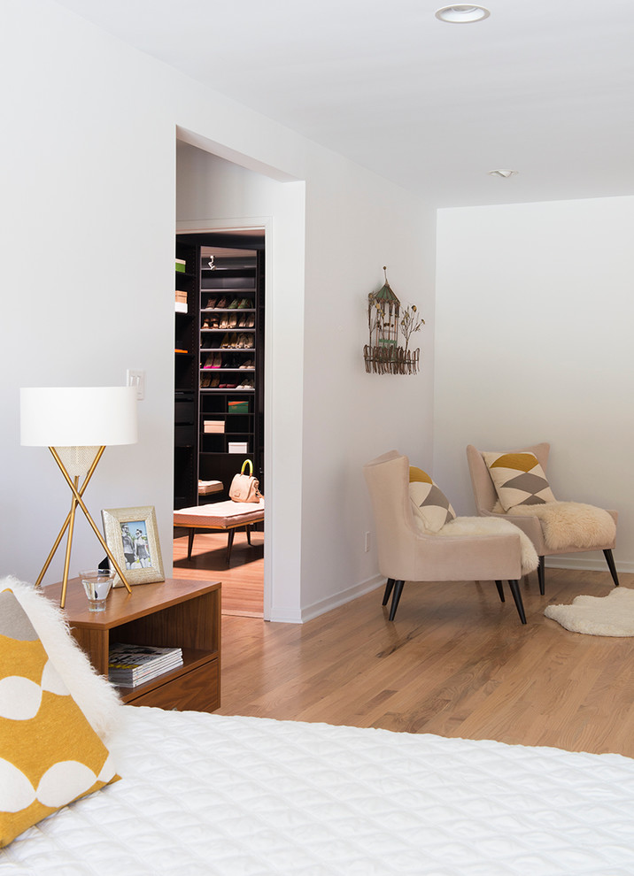 Modelo de dormitorio principal minimalista grande con paredes blancas y suelo de madera clara