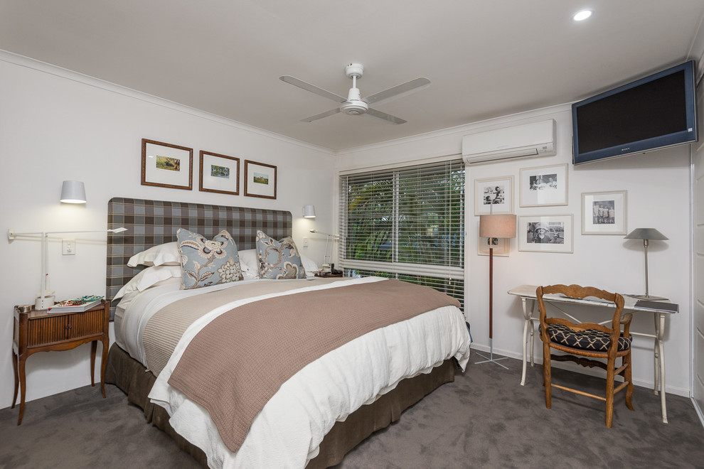 ブリスベンにある中くらいなコンテンポラリースタイルのおしゃれな客用寝室 (白い壁、カーペット敷き) のインテリア