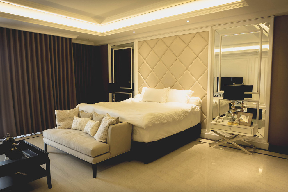 Ejemplo de dormitorio principal tradicional renovado grande con paredes blancas y suelo de mármol