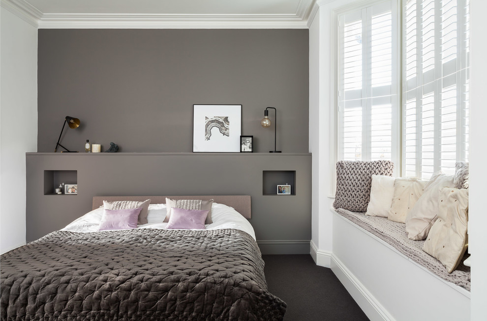 ロンドンにあるコンテンポラリースタイルのおしゃれな寝室 (グレーの壁、カーペット敷き、暖炉なし) のレイアウト