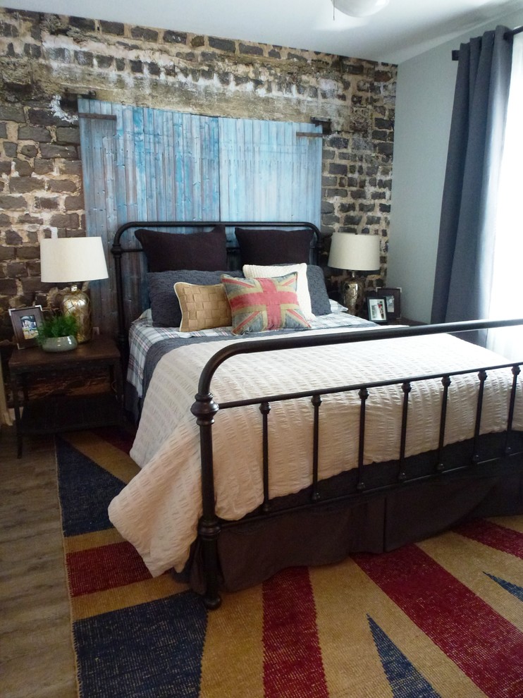 На фото: маленькая гостевая спальня (комната для гостей) в стиле лофт с серыми стенами и полом из винила для на участке и в саду
