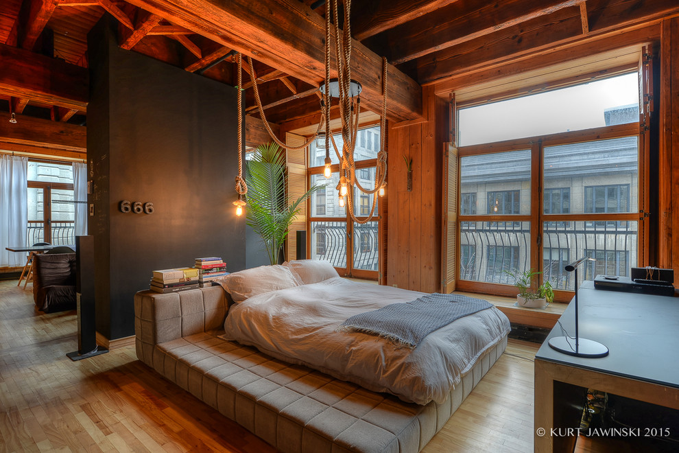 Стильный дизайн: спальня среднего размера в стиле лофт с светлым паркетным полом - последний тренд