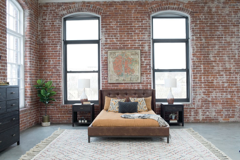 Industrial Hauptschlafzimmer ohne Kamin mit roter Wandfarbe und Betonboden in Boston