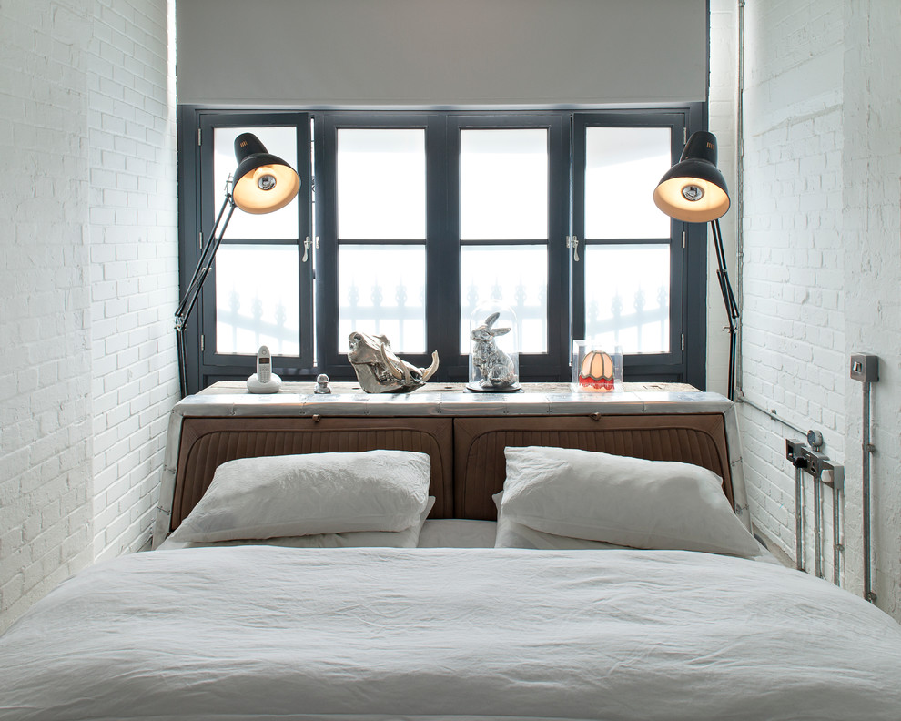 ロンドンにあるインダストリアルスタイルのおしゃれな寝室 (白い壁) のレイアウト