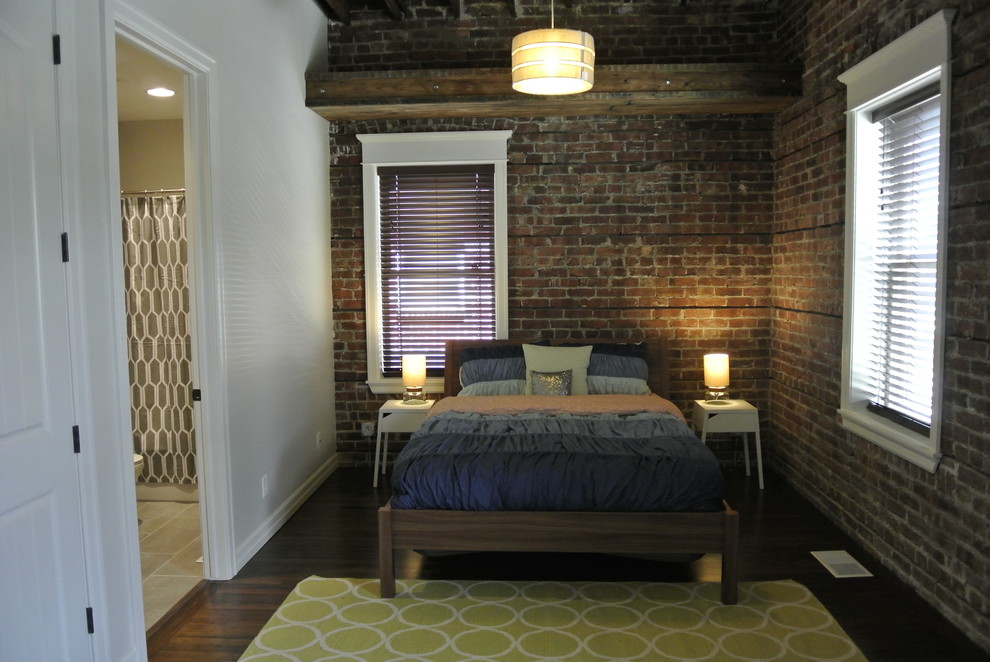 Стильный дизайн: спальня среднего размера на антресоли в стиле лофт с темным паркетным полом - последний тренд