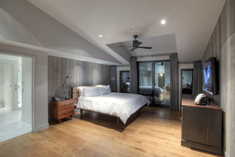 Industrial Schlafzimmer mit bunten Wänden und hellem Holzboden in Denver
